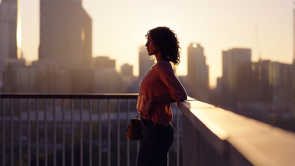 Retrato de la silueta de una mujer en un paisaje urbano