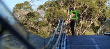 Foto de una mujer de pie en un puente