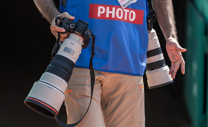 Imagen de uso que muestra a un fotógrafo con dos cámaras con lentes teleobjetivo