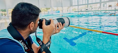 Imagen de uso en la que se muestra a un hombre que hace capturas en una gran piscina cubierta