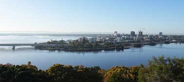 Fotografía de paisaje de una ciudad y un lago